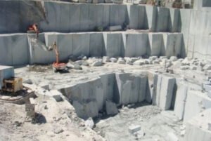 Lấy đá granite ra khỏi mỏ đá