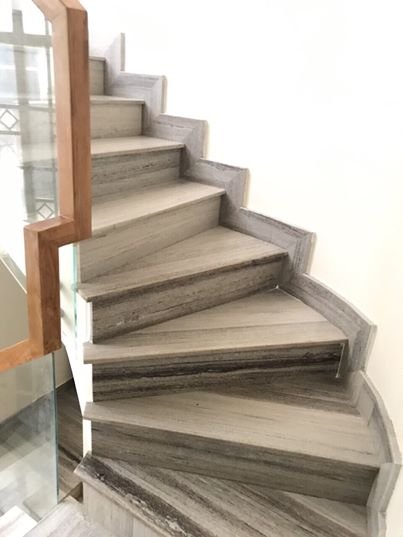 đá-xám-vân-gỗ-cầu-thang